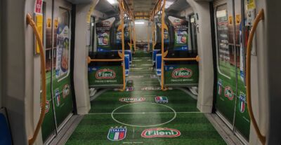 Fileni presenta "Il piatto dei campioni" e trasforma la Metro di Milano in un campo da calcio