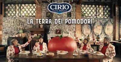 “La Terra dei Pomodori” è la nuova campagna lanciata da Cirio con Elio e le Storie Tese per presentare la nuova immagine di marca